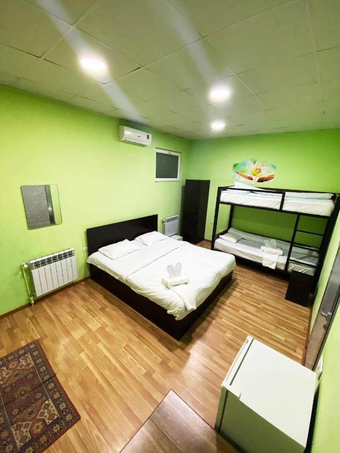 F&F Domino Hostel Erevan Esterno foto
